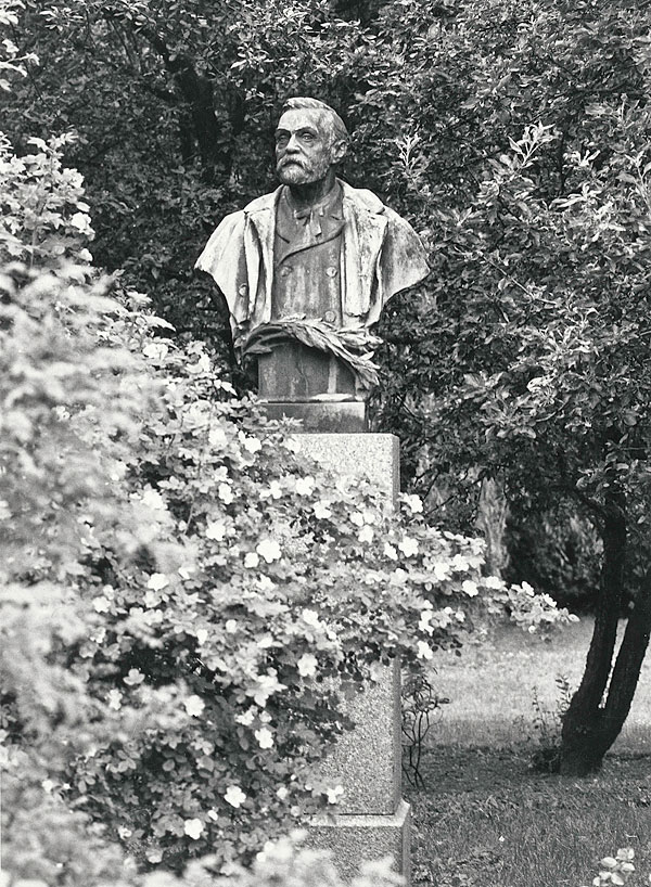 Fig.1. Bronze bust (102.3 cm high) of Alfred Nobel engraved by Erik Lindberg (1873-1966) in 1910 and cast by Herman Bergman Fud. Foundry in Stockholm. It was donated to Karolinska Institutet by Alfred Nobel’s nephew Emanuel Nobel (1859-1932). He was a Swedish-Russian oil baron and the eldest son of Alfred’s brother Ludvig Nobel. The bust was raised in the courtyard of Karolinska Institutet at Kungsholmen in 1912. It was transferred to Karolinska Institutet´s present campus area in Solna, most likely in 1947, and placed (strangely enough not firmly fixed to the base which nowadays would be unthinkable) in between the buildings housing the three sections of the Medical Nobel Institute. In 1993 it was transferred again, but only 100 m, now to the entrance of Nobel Forum. Today, it still stands outside the Nobel Forum at Karolinska Institutet in Solna. The bust has been cast in several copies, but exactly how many is not known since the foundry, although still in business, has not kept a register of its products. We know of three additional copies; one is owned by the Royal Swedish Academy of Sciences, one by Nationalmuseum in Stockholm (who bought it at an auction in 2009 and exhibits it in the National Portrait Gallery at Gripsholm Castle), and one by the Norwegian Nobel Committee in Oslo. Photo: Jan Lindsten